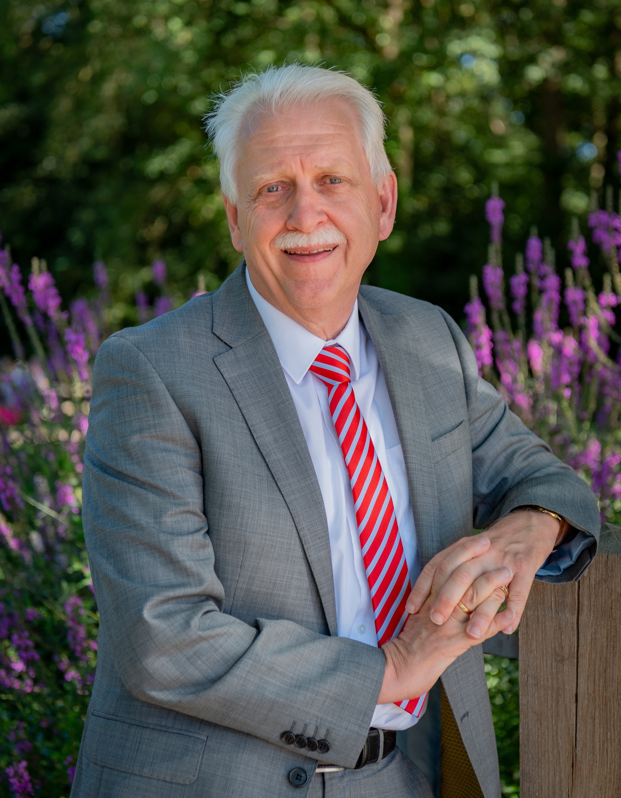 Portretfoto wethouder Henk Wessel in de tuin van bezoekerscentrum A.Vogel Tuinen