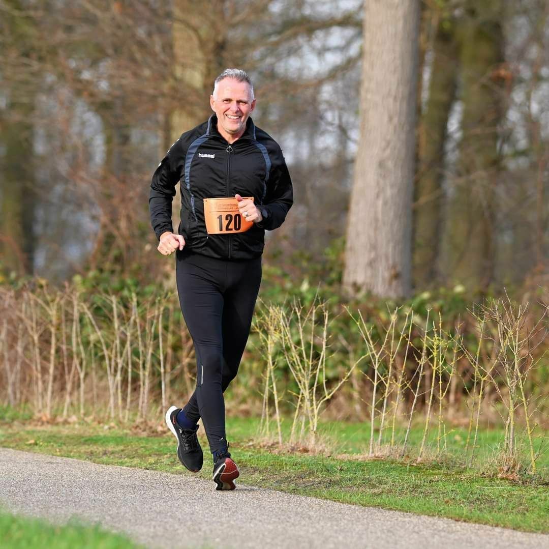 Wethouder Bertus Jeensma aan het hardlopen tijdens wedstrijd