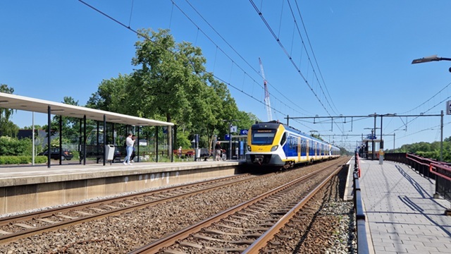 Een trein komt aan op station 't Harde