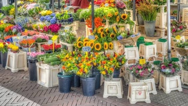 Bloemenkraam op de weekmarkt