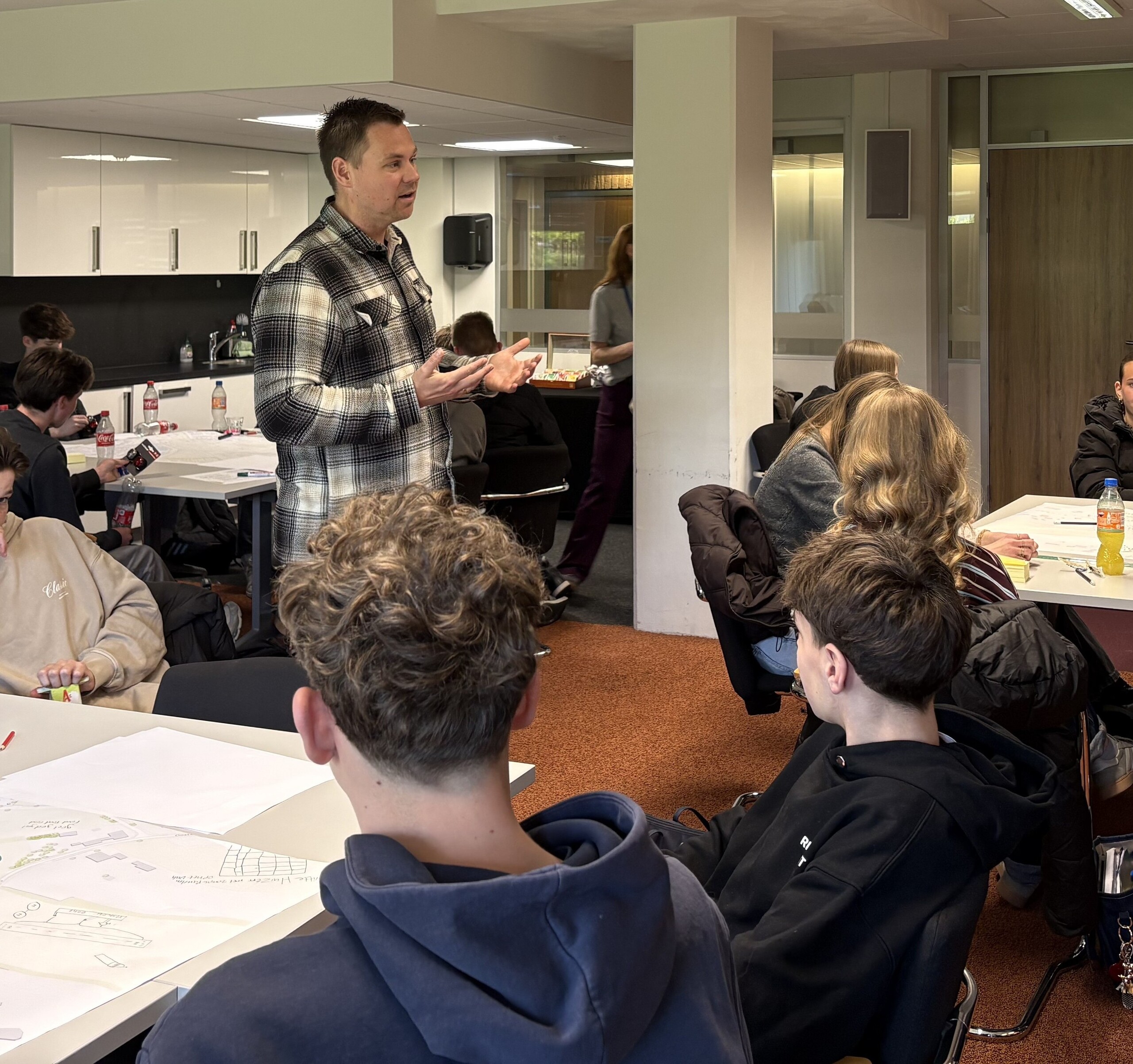 Wethouder Lennart Oosterloo ging in gesprek met leerlingen en gaf hen ruimte om vragen te stellen