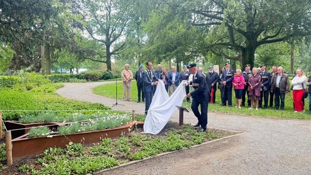 Onthulling van het Witte Anjer Perk aan de stadswal in Elburg door burgemeester Harm-Jan van Schaik en Johann Breukelman