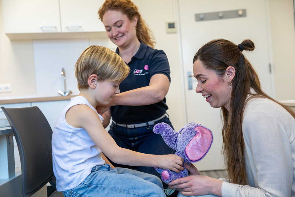 dkt-vaccinatie wordt gezet bij een jongen door medewerkers van de GGD