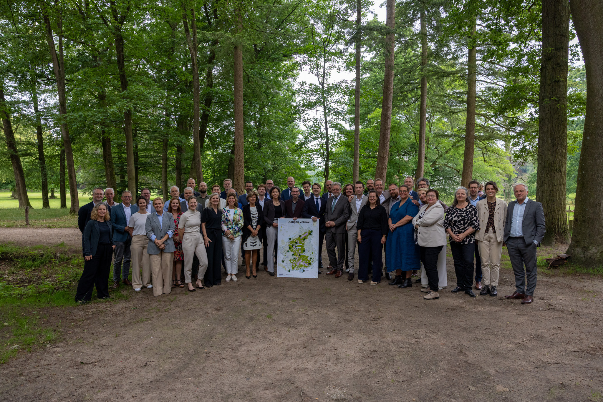 Groepsfoto van betrokken overheden die starten met uitvoering Aanpak Veluwe
