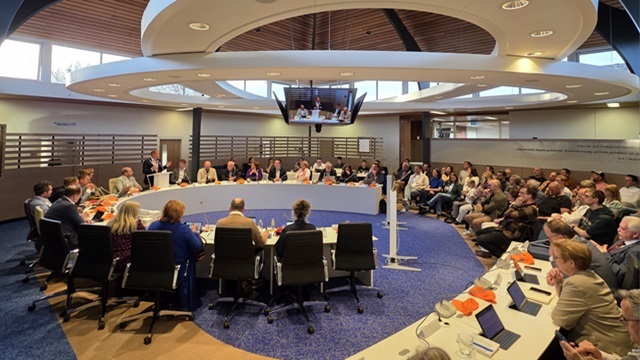 Gemeenteraad komt bijeen in de raadszaal in het gemeentehuis van Elburg