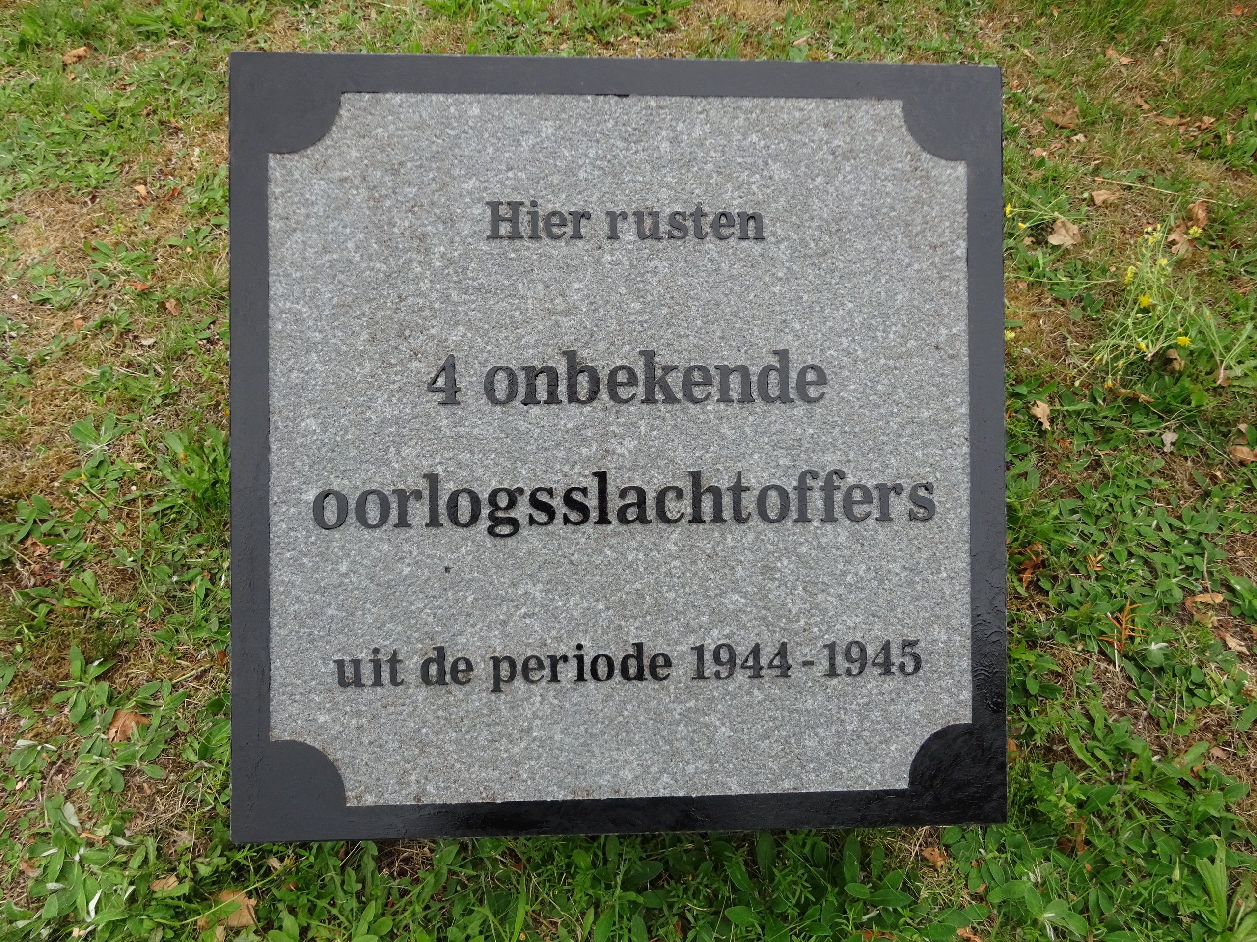 Monument van vier onbekende oorlogsslachoffers op de begraafplaats Doornspijk-dorp