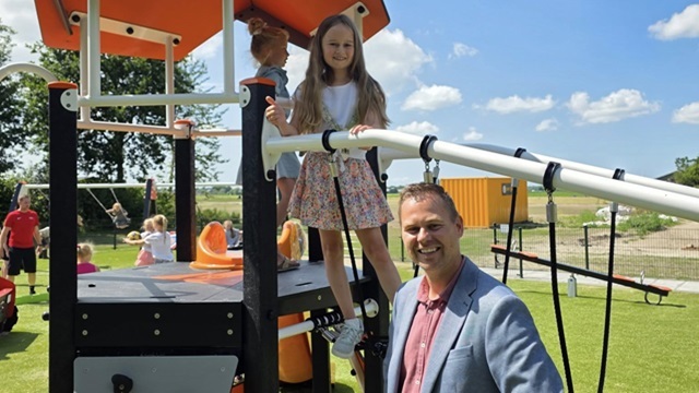 Opening speeltuin Beekenkampweg jeugdburgemeester Myra met wethouder Lennart Oosterloo bij een speeltoestel