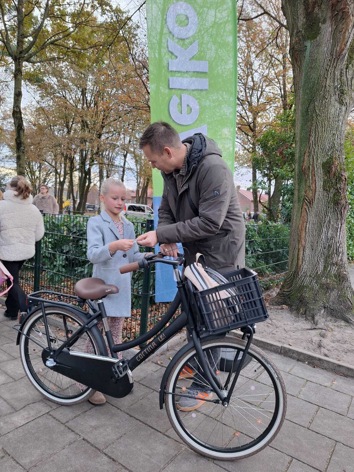 Wethouder Lennart Oosterloo kijkt of de fietsverlichting werkt bij leerlingen van basisschool De Parel -1