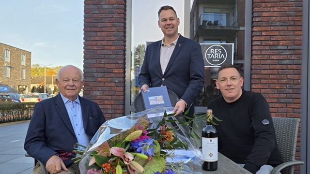 Wethouder Lennart Oosterloo (midden) ‘serveert’ het nieuwe contract dat directeur Evert van de Poll (links) van Bouwbedrijf Van Gelder en Stefan Brink met elkaar sluiten