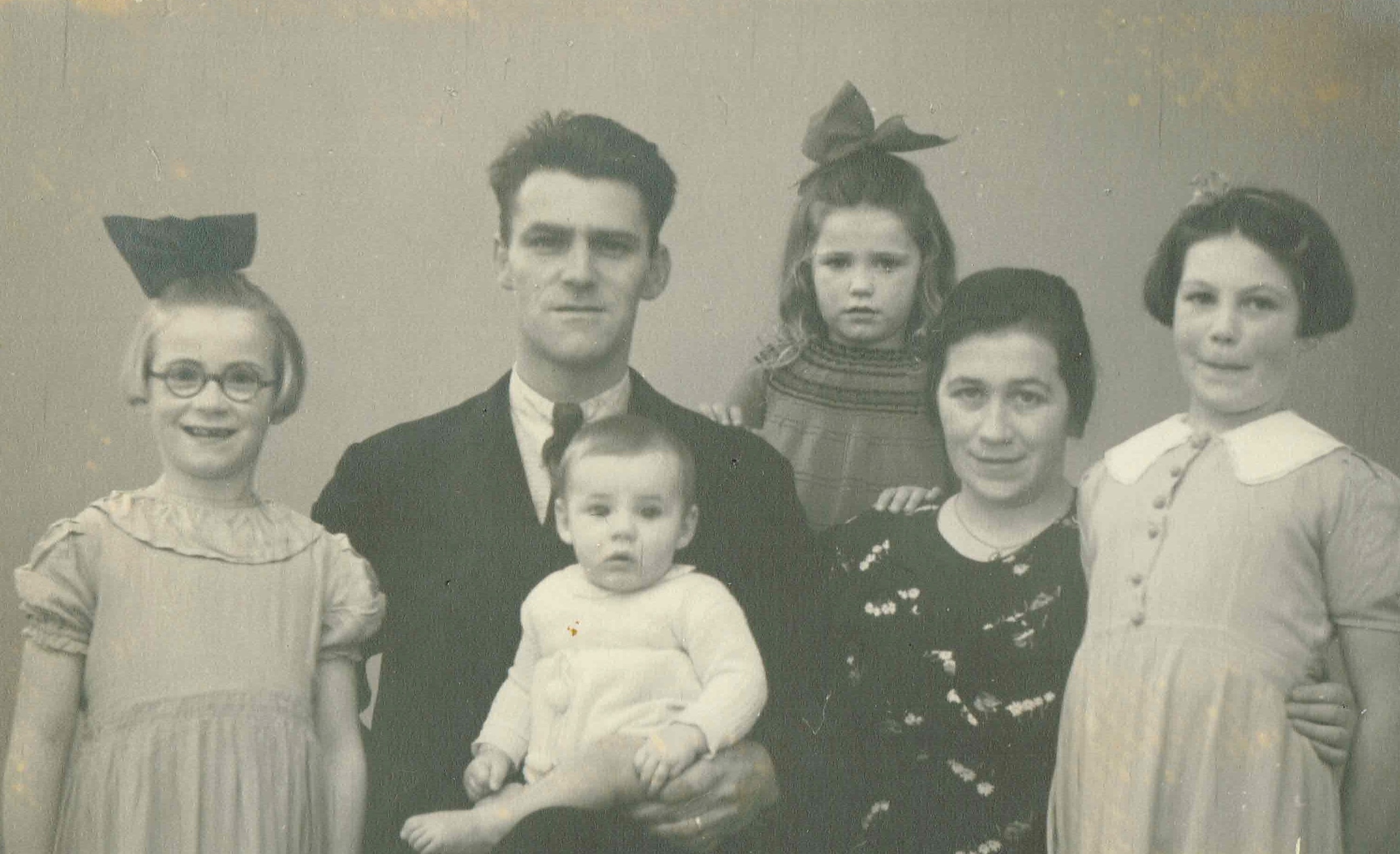 Het gezin van Leo Spek en Hendrika Hulst met de kinderen Jannie, Alie, Lena en Herman (1940)