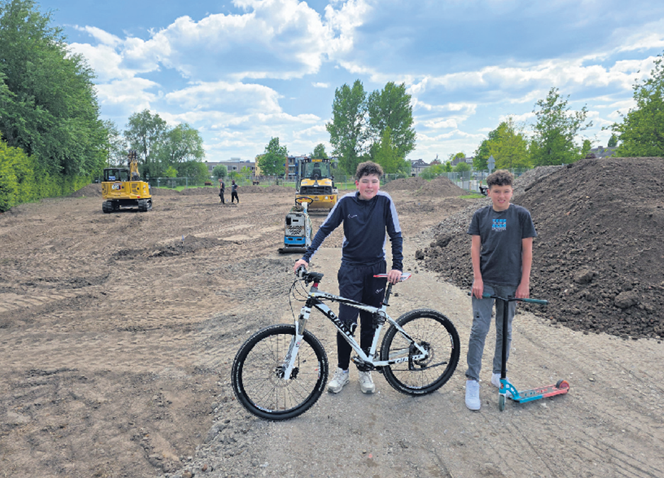 Wesley en Jamie Hulshof voor de nieuwe Pumptrack aan de Achterberg in Elburg waar ze met de realisatie bezig zijn
