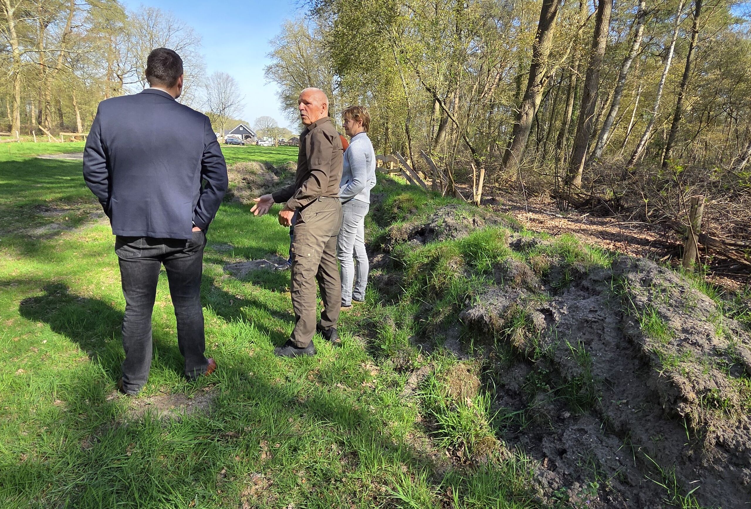 Cor Duitman legt meer uit over een aangelegde keverbank; een goede plek voor insecten