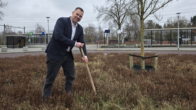 Wethouder Lennart Oosterloo zet schop in de grond bij P+R terrein 't Harde