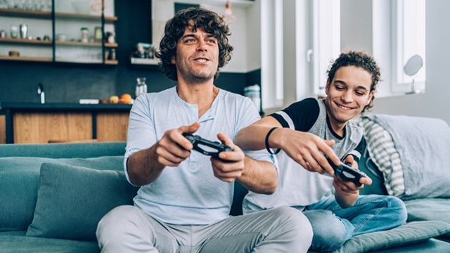 Pleegzorg; pleegouders is aan het gamen met pleegkind
