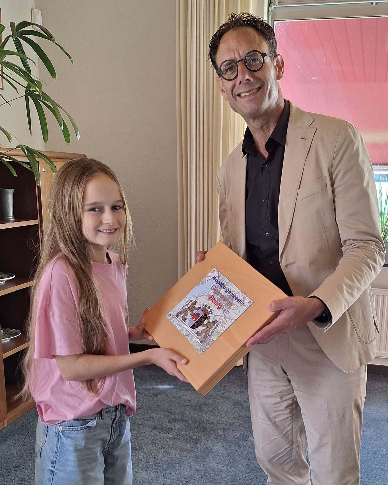 Burgemeester Harm-Jan van Schaik neemt afscheid van jeugdburgemeester Myra