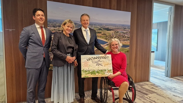 Op de foto overhandigt burgemeester Marleen Sanderse de illustratie aan minister Barry Madlener. V.l.n.r. burgemeester Olaf Prinsen, burgemeester Tanja Haseloop-Amsing, minister Barry Madlener en burgemeester Marleen Sanderse