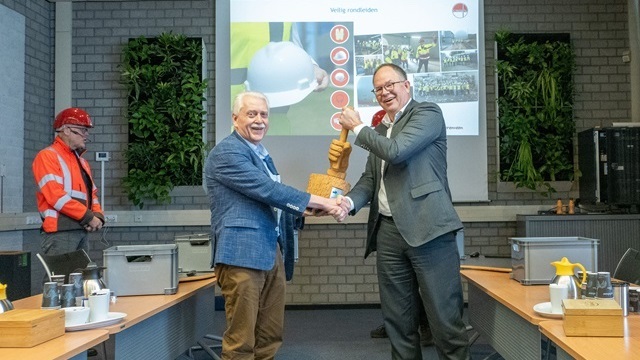 Oud-wethouder Henk Wessel overhandigt het stokje aan Hein Grafhorst van Omrin - Fotograaf Hanneke Klijnstra