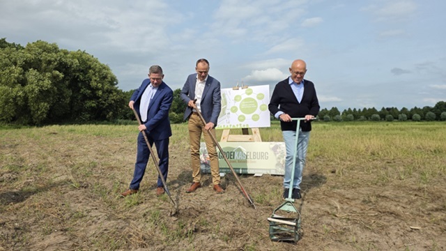 Startsein Groeikas Elburg met Frits Koenders namens provincie Gelderland, wethouder Anjo Simonse en initiatiefnemer Jan Blom