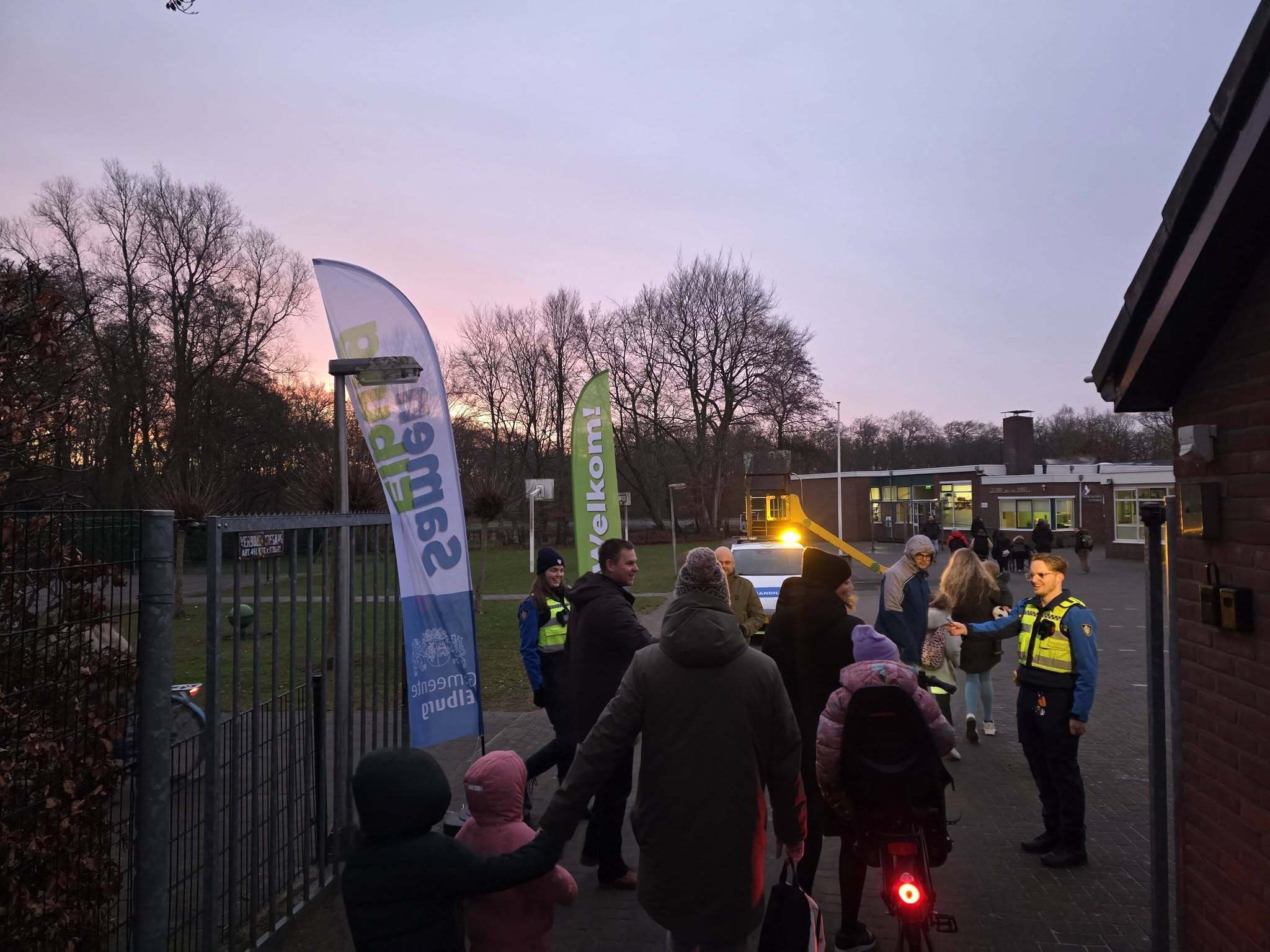 Controle fietsverlichting door collega's handhaving en wethouder Lennart Oosterloo 1