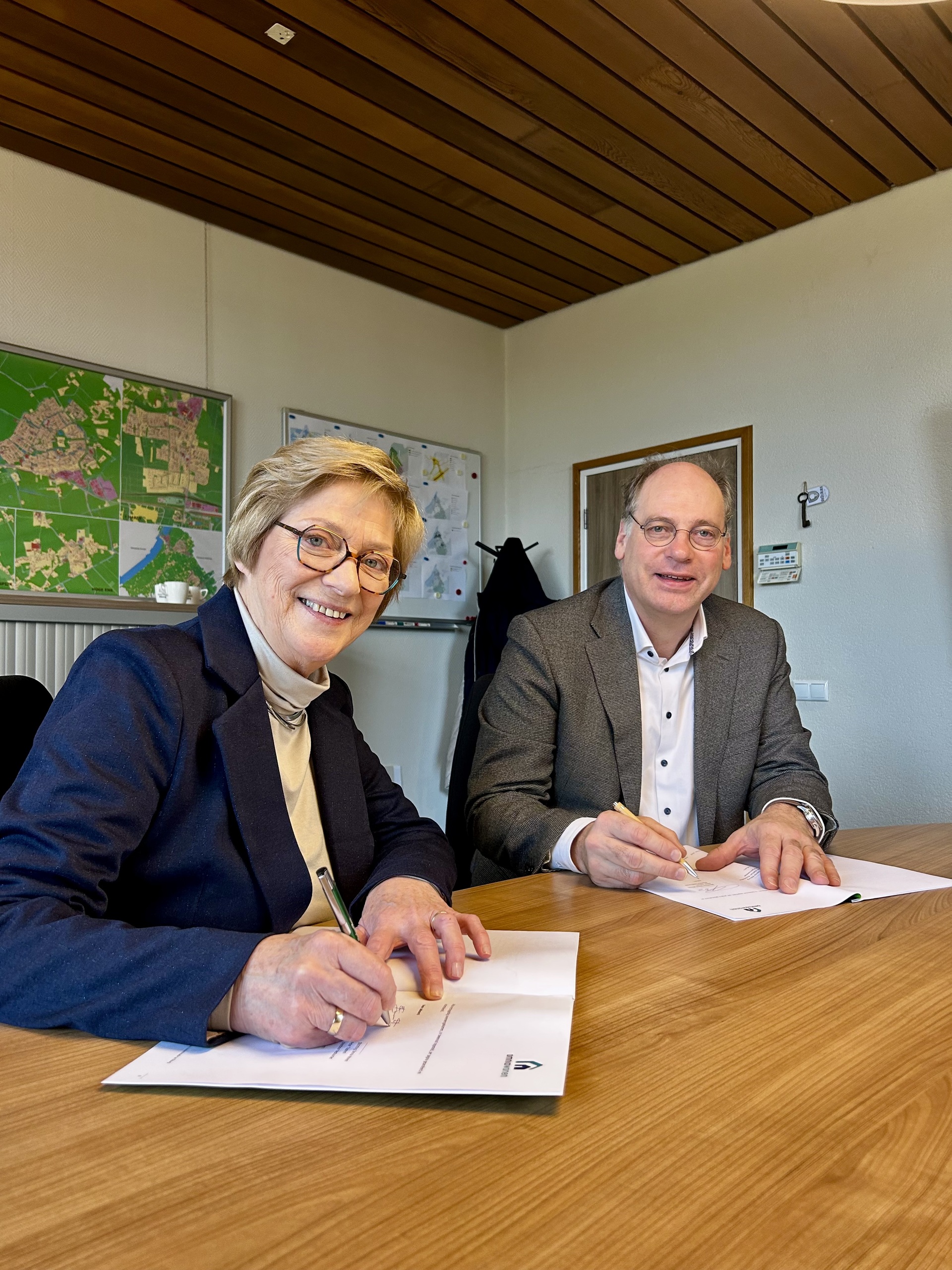 Wethouder Lyda Sneevliet-Radstaak en directeur Omnia Wonen Peter Toonen ondertekenen de overeenkomst. Hierna bezochten zij het te ontwikkelen gebied.  1
