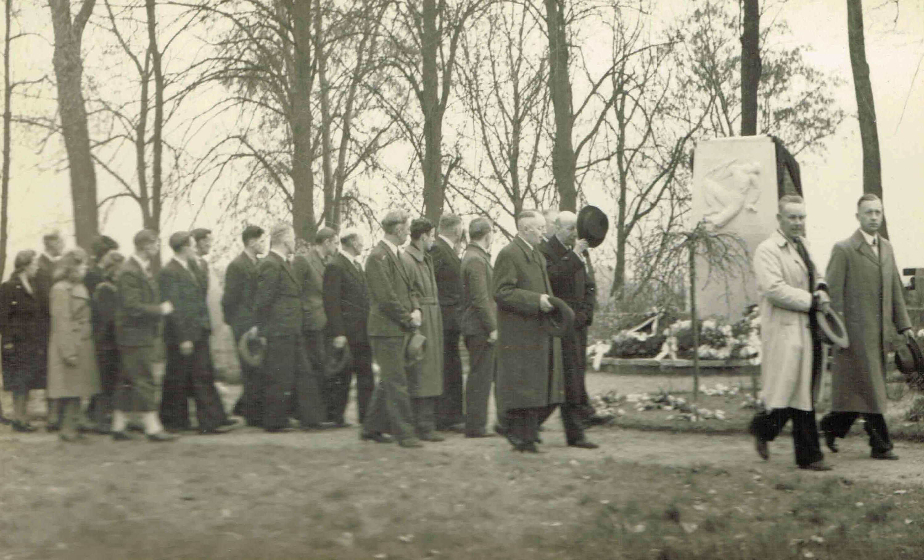 Het defilé bij de onthulling van het verzetsmonument in Elburg (13 april 1948)