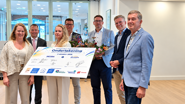 Groepsfoto met wethouders van betrokken gemeenten en de twee nieuwe leveranciers voor de WMO-hulpmiddelen
