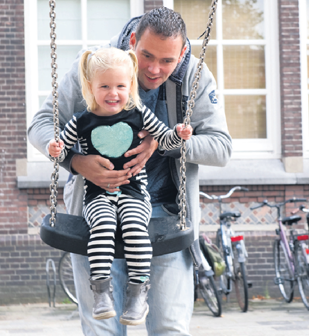 Vader is met zijn dochten aan het schommelen