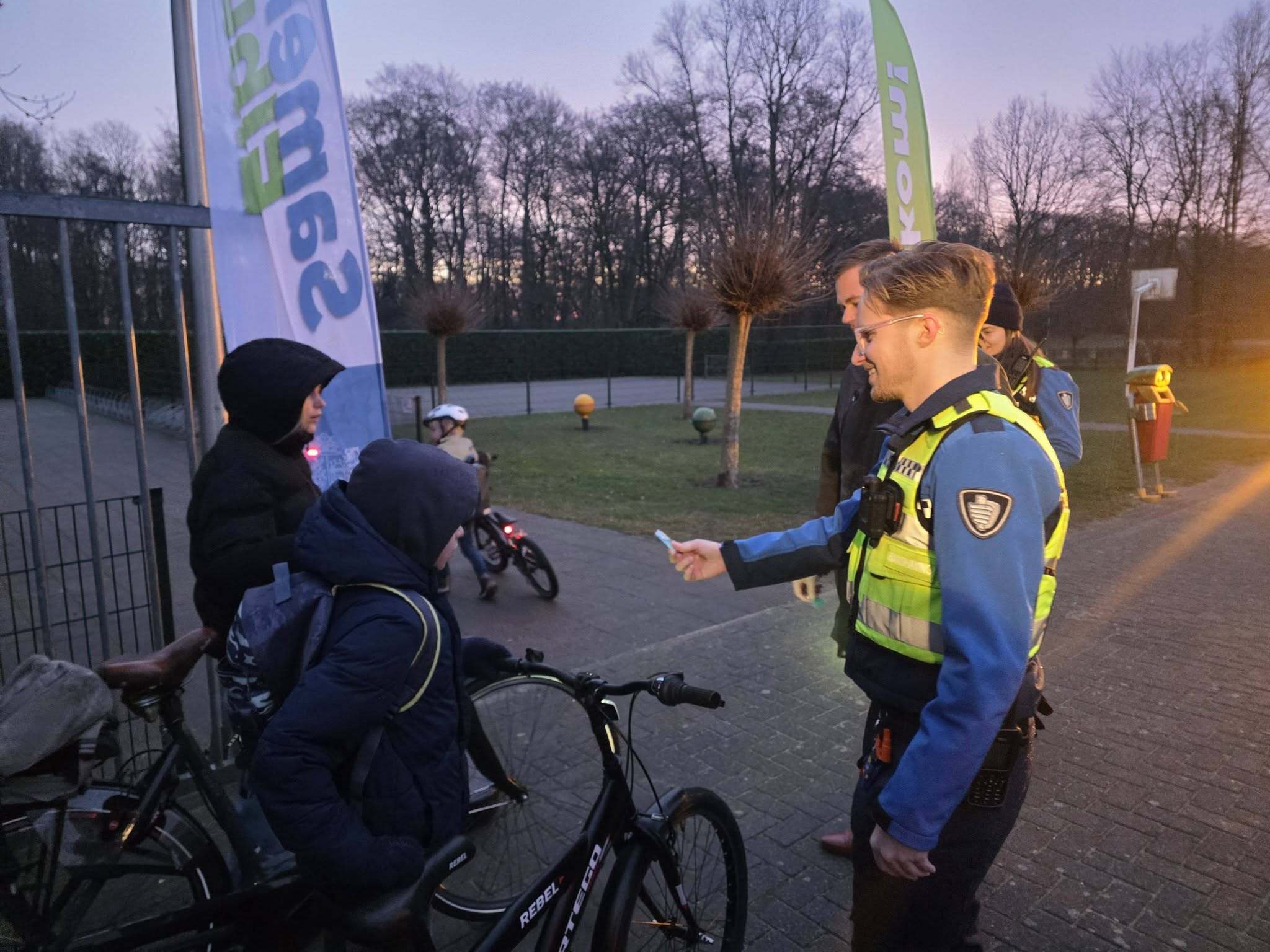 Controle fietsverlichting door collega's handhaving en wethouder Lennart Oosterloo 2