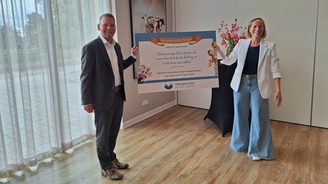 Gynaecoloog Mady Kortenhorst overhandigd gezondheidscheque aan wethouder Jim van den Hoorn