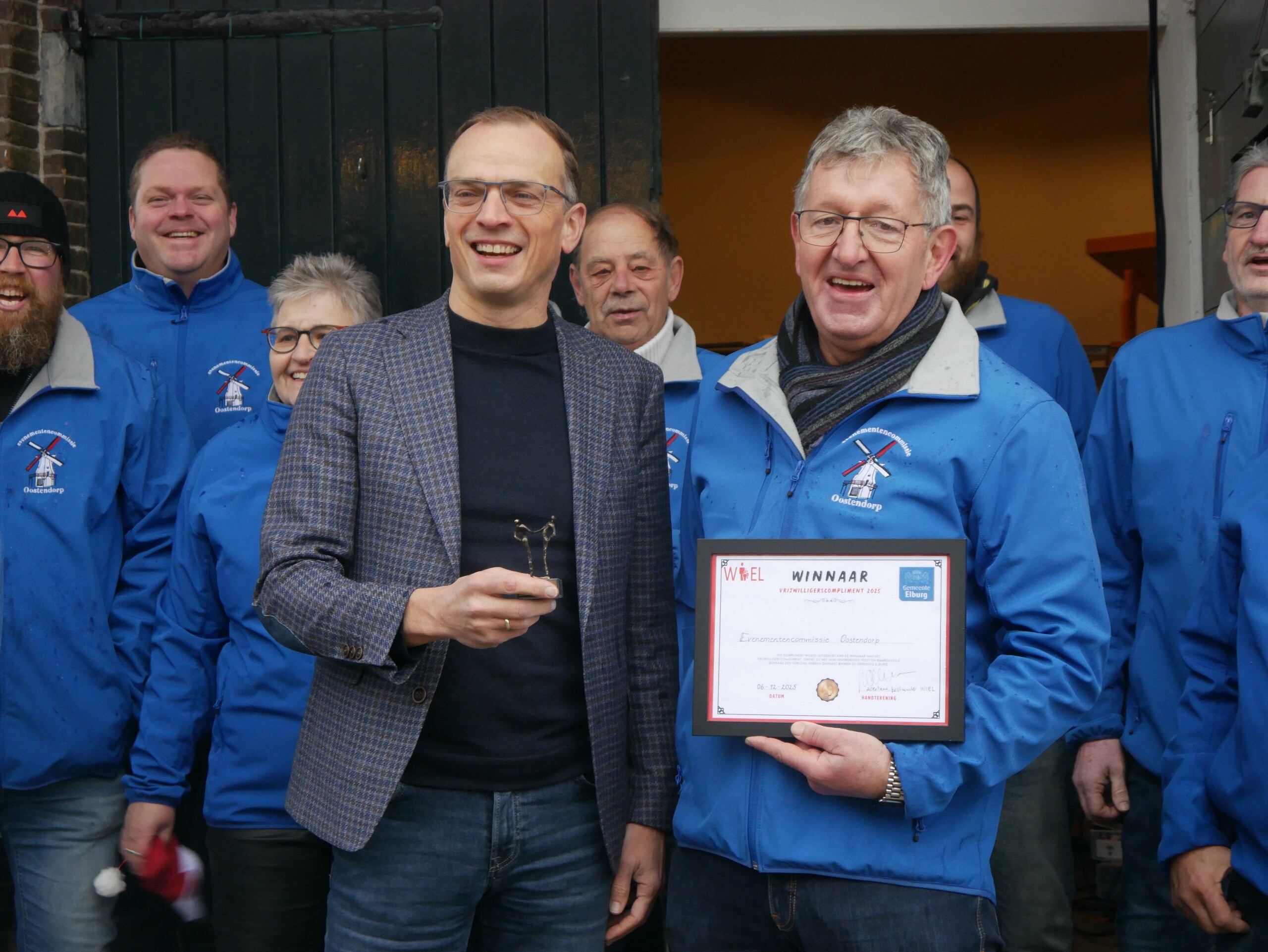 Wethouder Anjo Simonse overhandigd het vrijwilligerscompliment aan Peter van de Linde