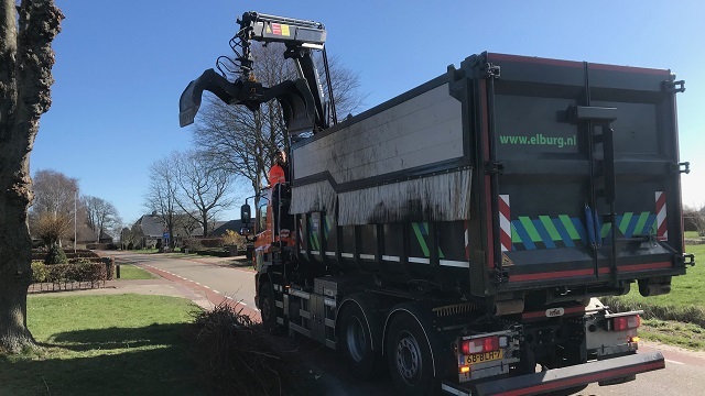 Vrachtwagen haalt het snoeihout op tijdens de snoeihoutactie
