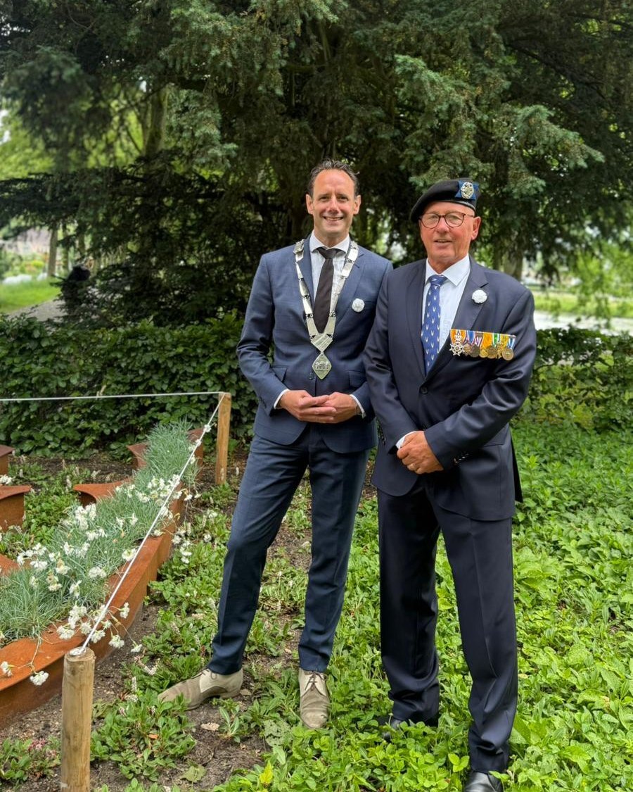 Burgemeester Harm-Jan van Schaik en Johann Breukelman voor het Witte Anjer Perk geposeerd