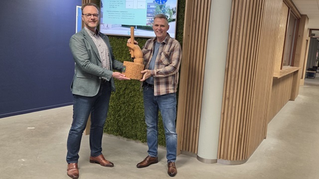 Uitreiking Klimaatestafette Elburg door wethouder Bertus Jeensma aan locatiedirecteur Roel Kuipers van het Lambert Franckens