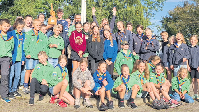 Scouting Elburg krijgt de bokaal overhandigd door Corina van Hoorn van minicamping De Haerhagen