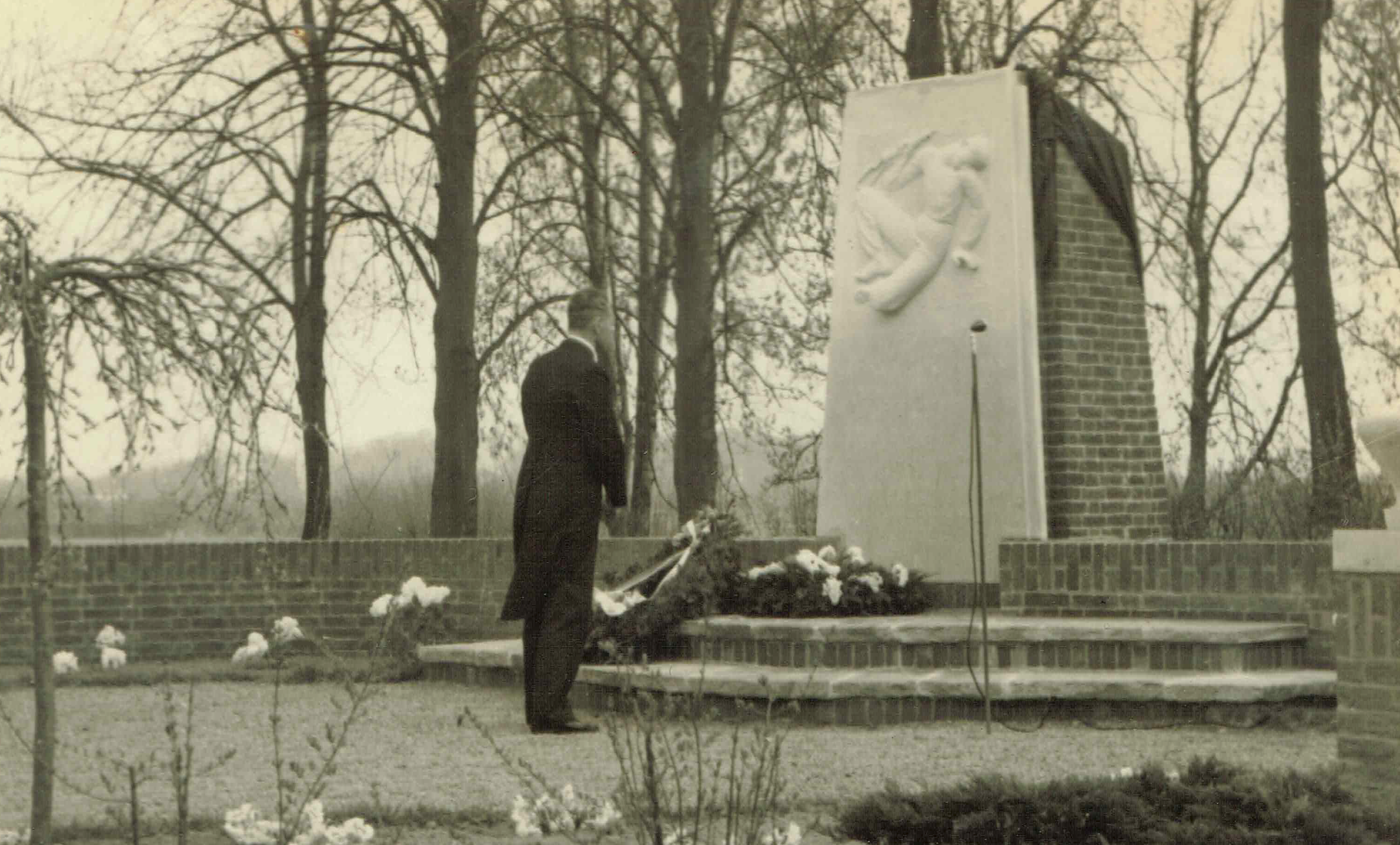 Burgemeester Van de Poll brengt een eerbetoon bij het verzetsmonument