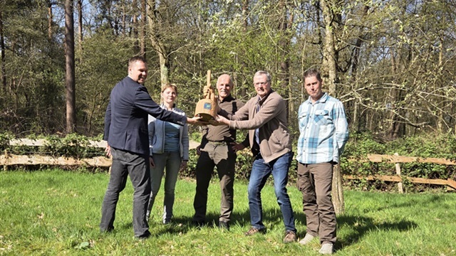 Het stokje ging verdiend naar de vrijwilligers van SLE, met daarbij een groot compliment naar bewoonster mw. Drent voor het duurzame initiatief in Doornspijk