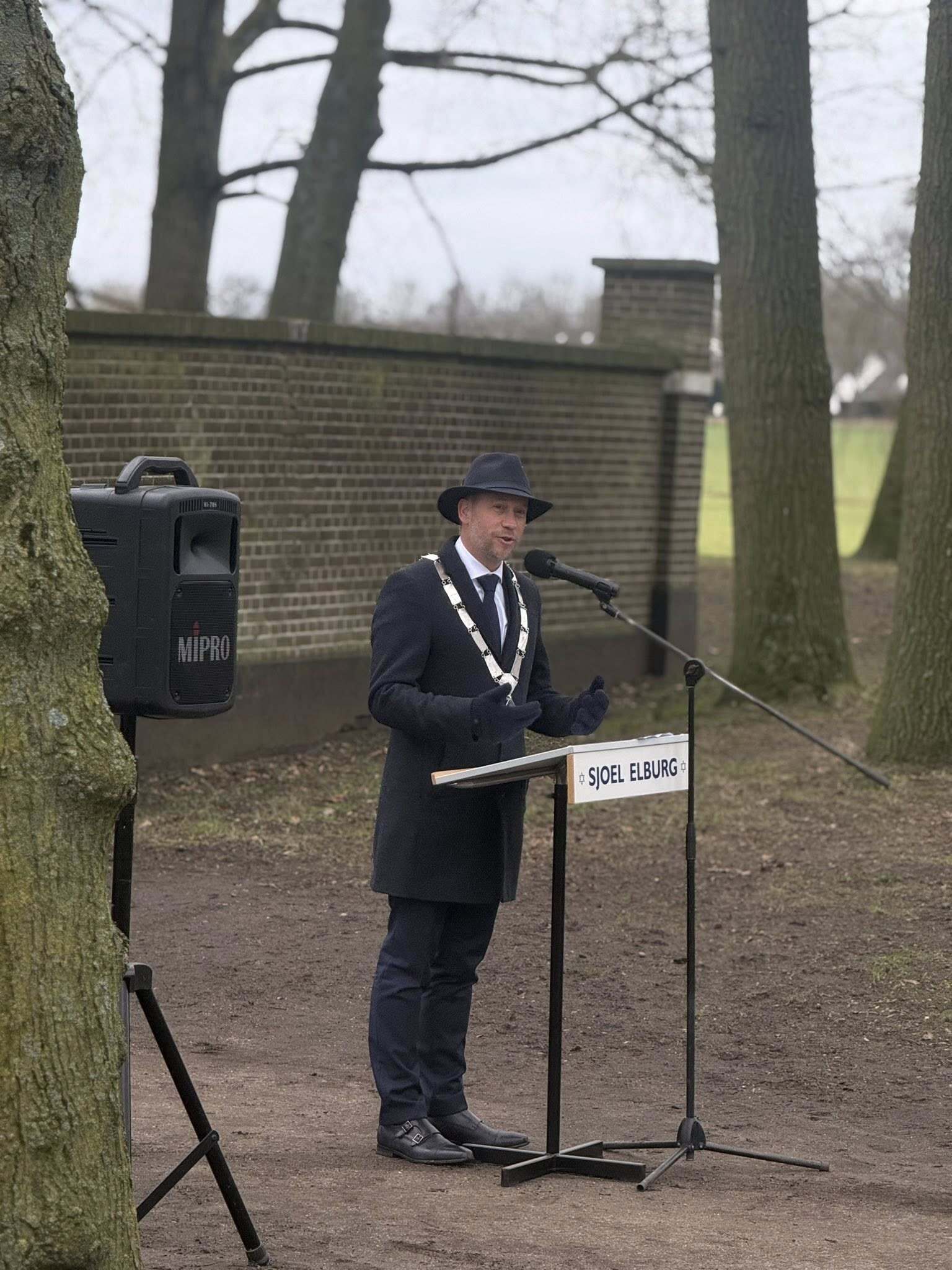 Burgemeester Jan Nathan Rozendaal die een toespraak geeft tijdens de Holocaustherdenking