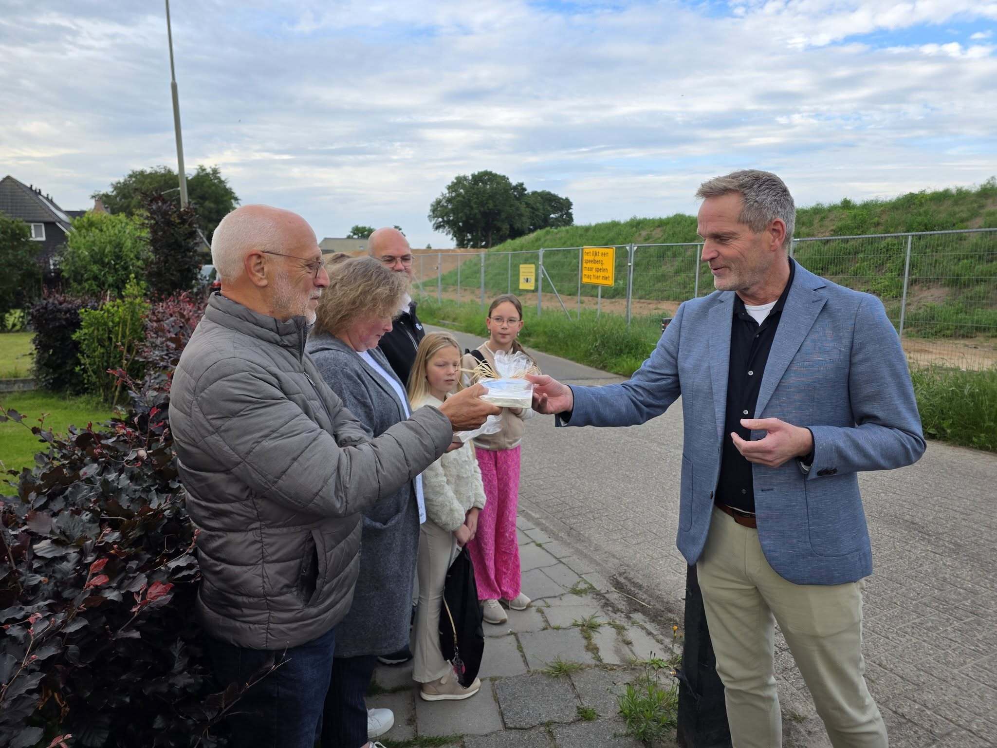 Wethouder Patrick Gaynor overhandigd klein presentje aan bedenkers