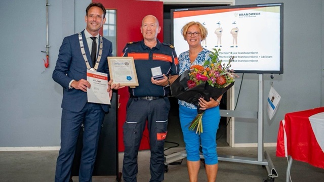 Burgemeester van Schaik overhandigd erepenning aan Barend Bosman