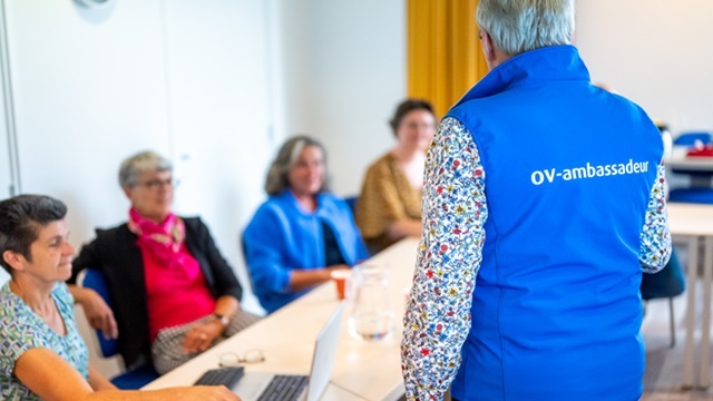 Een OV ambassadeur geeft een workshop in Elburg over reismogelijkheden