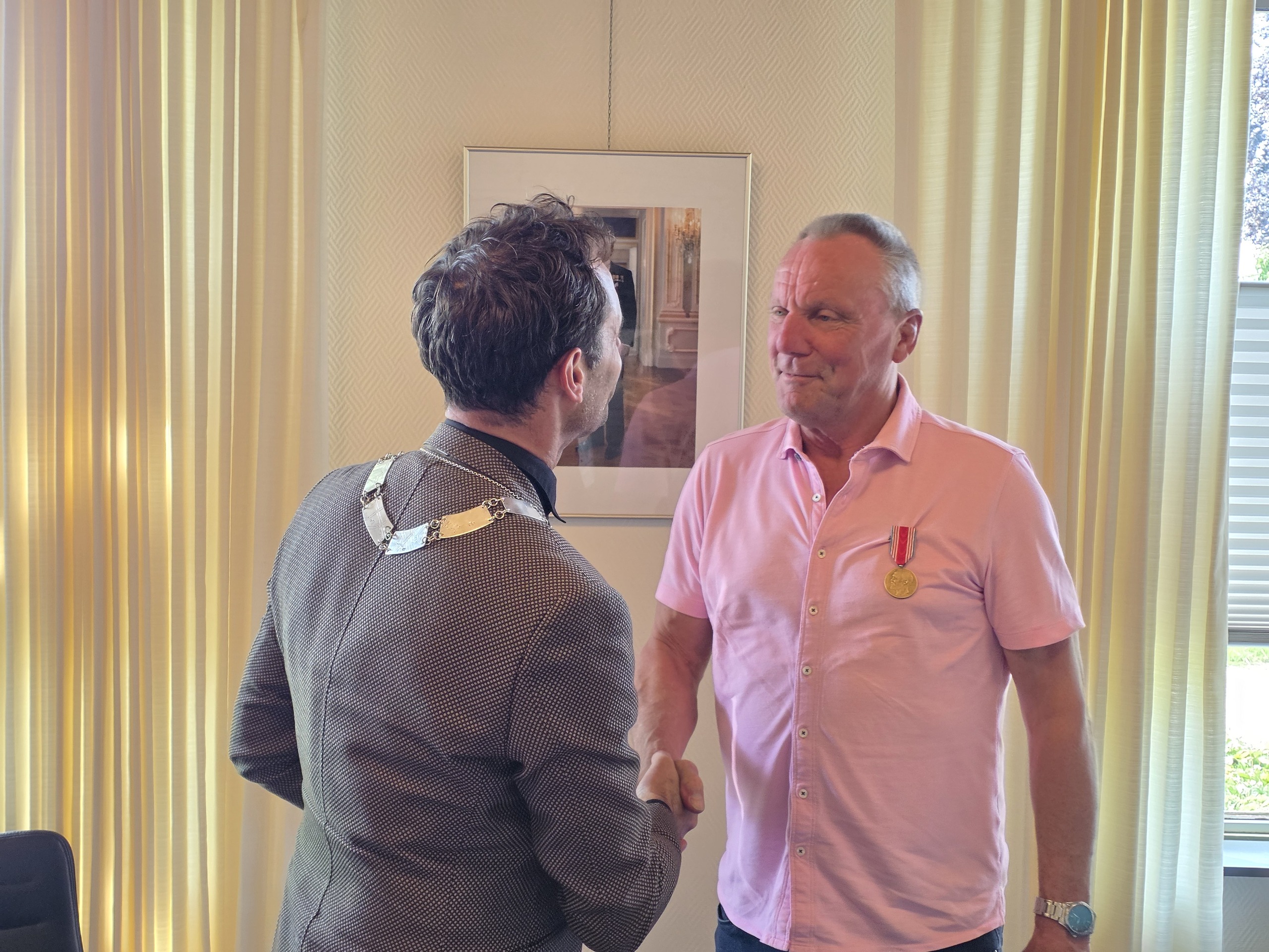 Burgemeester Harm-Jan van Schaik reikt de bronzen draagmedaille en het loffelijk getuigschrift van het Carnegie Heldenfonds uit. -1