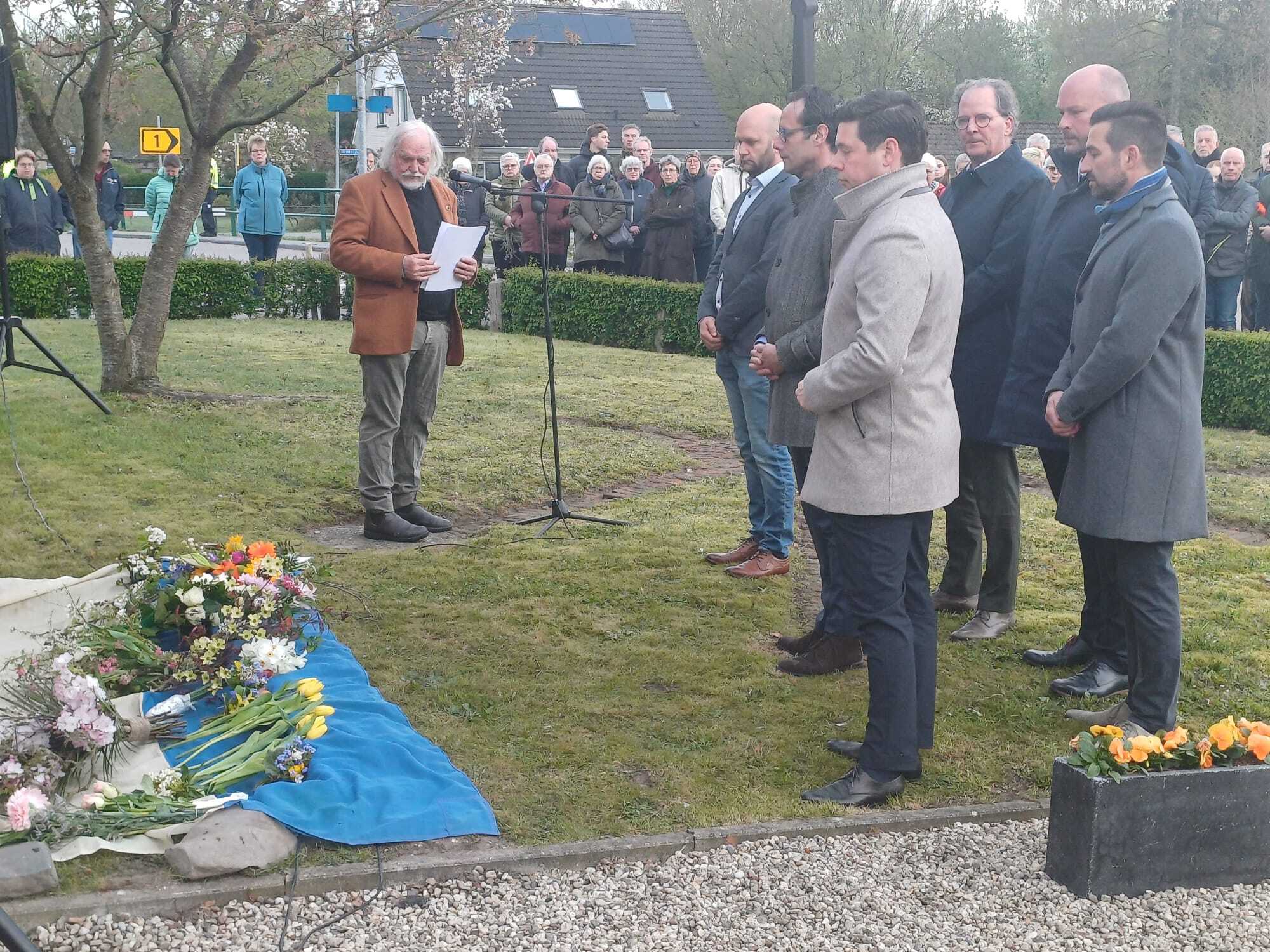 Bezoekers hebben zich om het monument bij de klementbrug verzameld om de gevallenen te herdenken