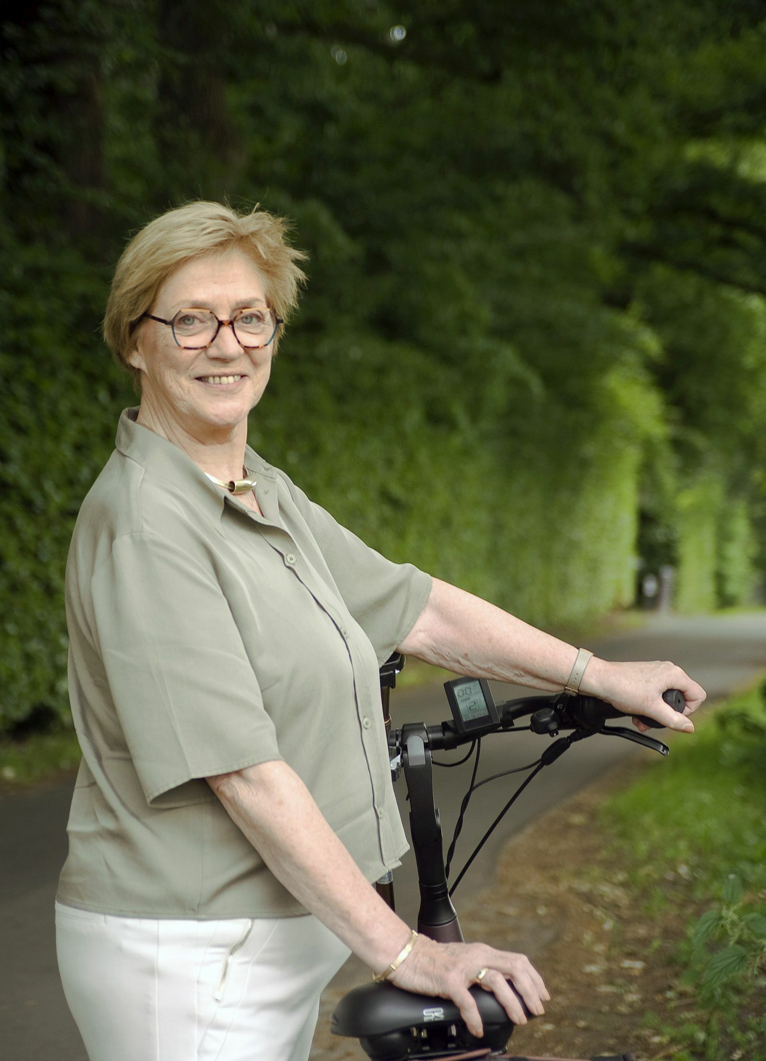 Wethouder Lyda Sneevliet-Radstaak op de fiets