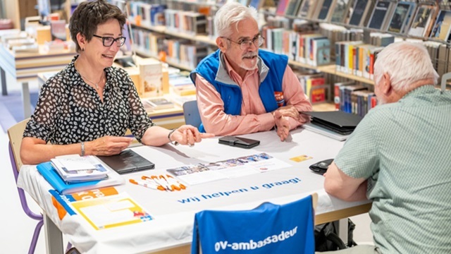OV-ambassadeurs staan een inwoner te woord met vragen over het OV