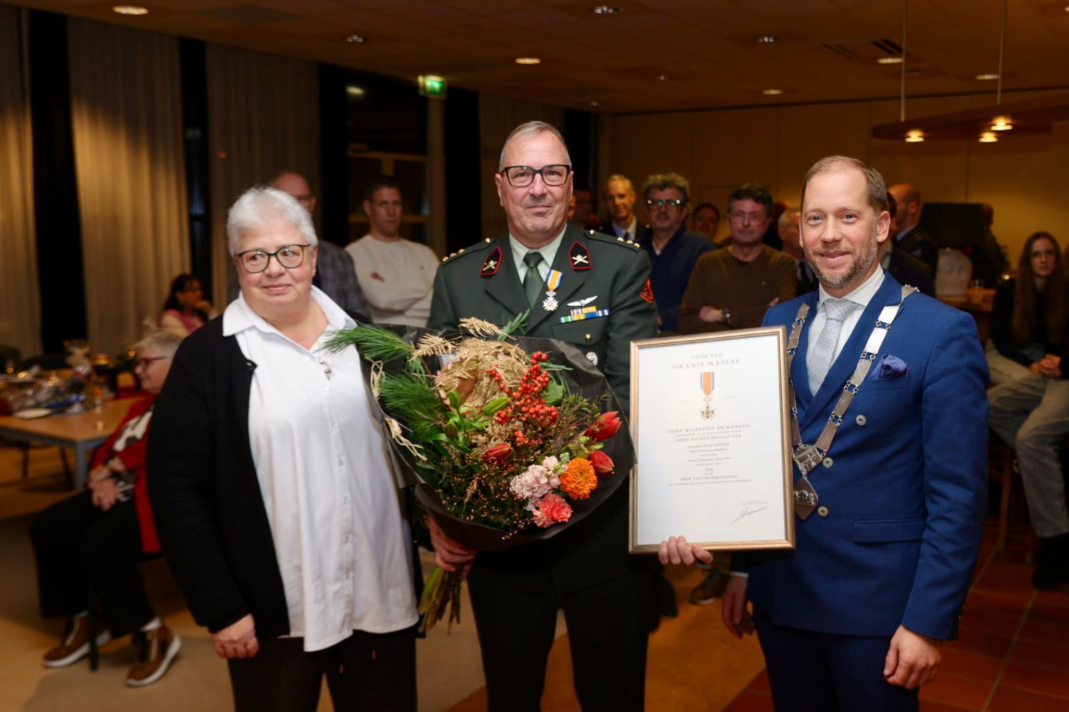 De heer Manfred Monsees uit ’t Harde is onderscheiden als Lid in de Orde van Oranje-Nassau. De onderscheiding werd hem uitgereikt door burgemeester Jan Nathan Rozendaal tijdens een bijeenkomst op het Artillerie Schietkamp (A.S.K.) ter gelegenheid van zijn functioneel leeftijdsontslag bij Defensie.