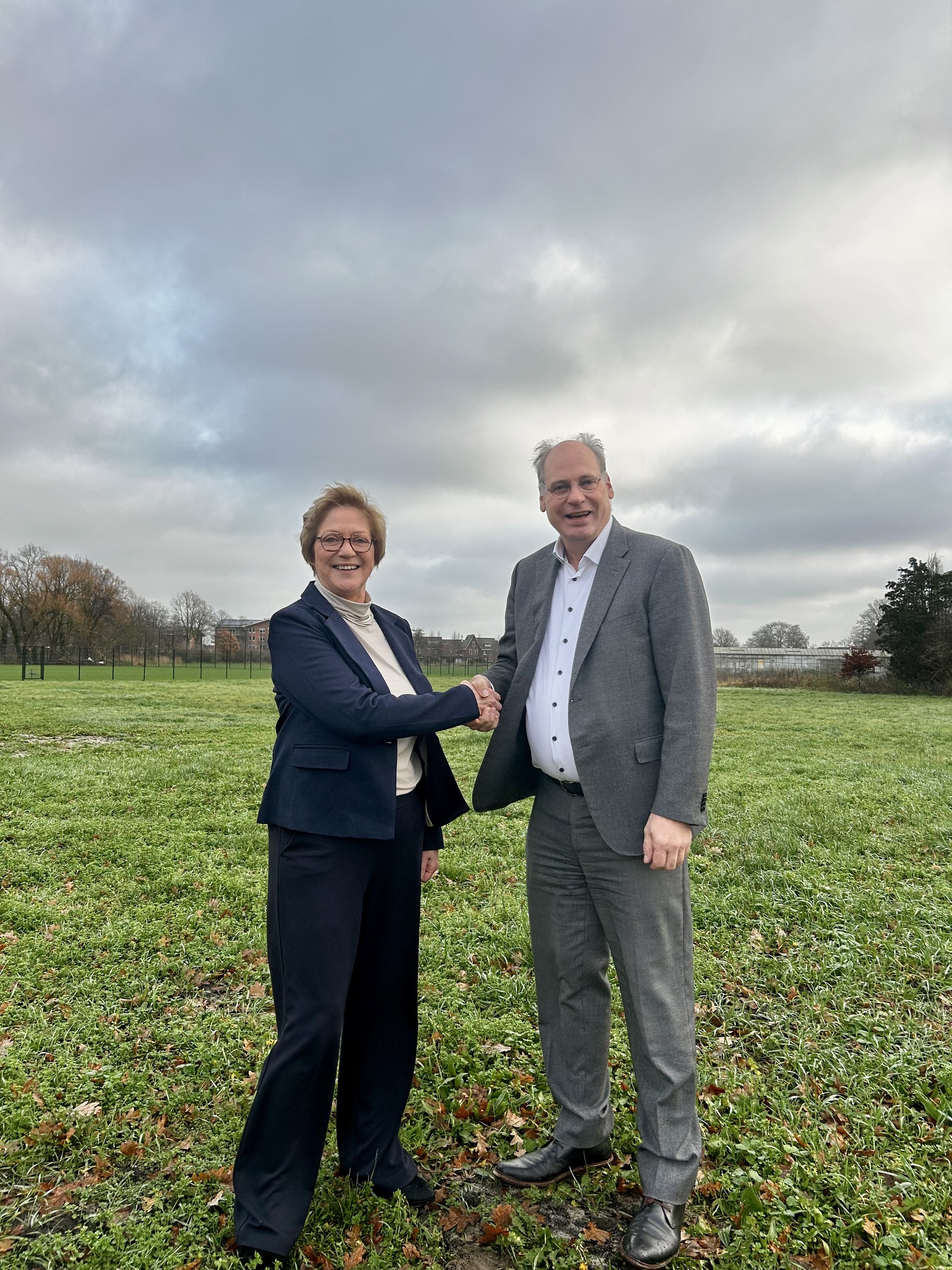 Wethouder Lyda Sneevliet-Radstaak en directeur Omnia Wonen Peter Toonen ondertekenen de overeenkomst. Hierna bezochten zij het te ontwikkelen gebied. 2