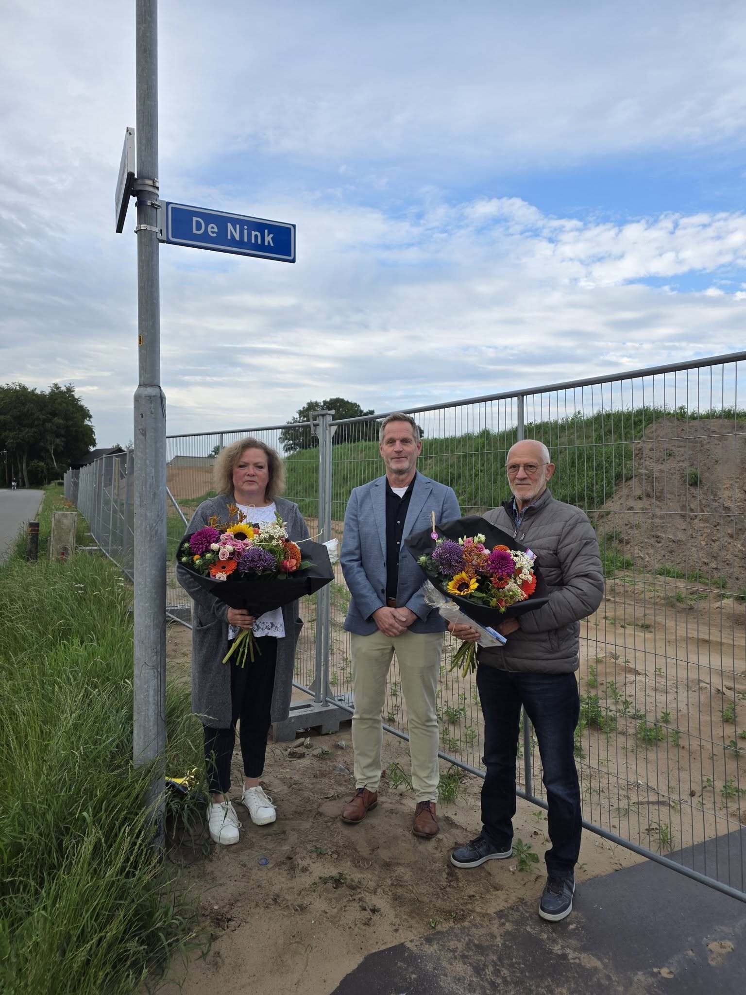 Wethouder Patrick Gaynor met de trotse bedenkers tijdens de onthulling van het nieuwe straatnaambord