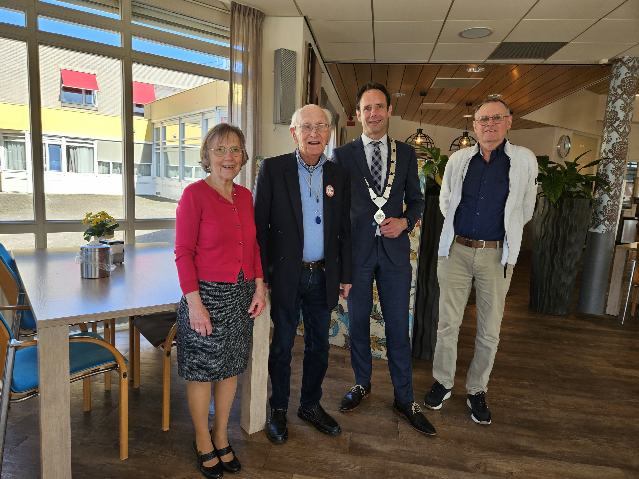 Burgemeester Harm-Jan van Schaik bracht een bijzonder bezoek aan de heer Cees de Vries, die onlangs zijn 100e verjaardag vierde in Elburg