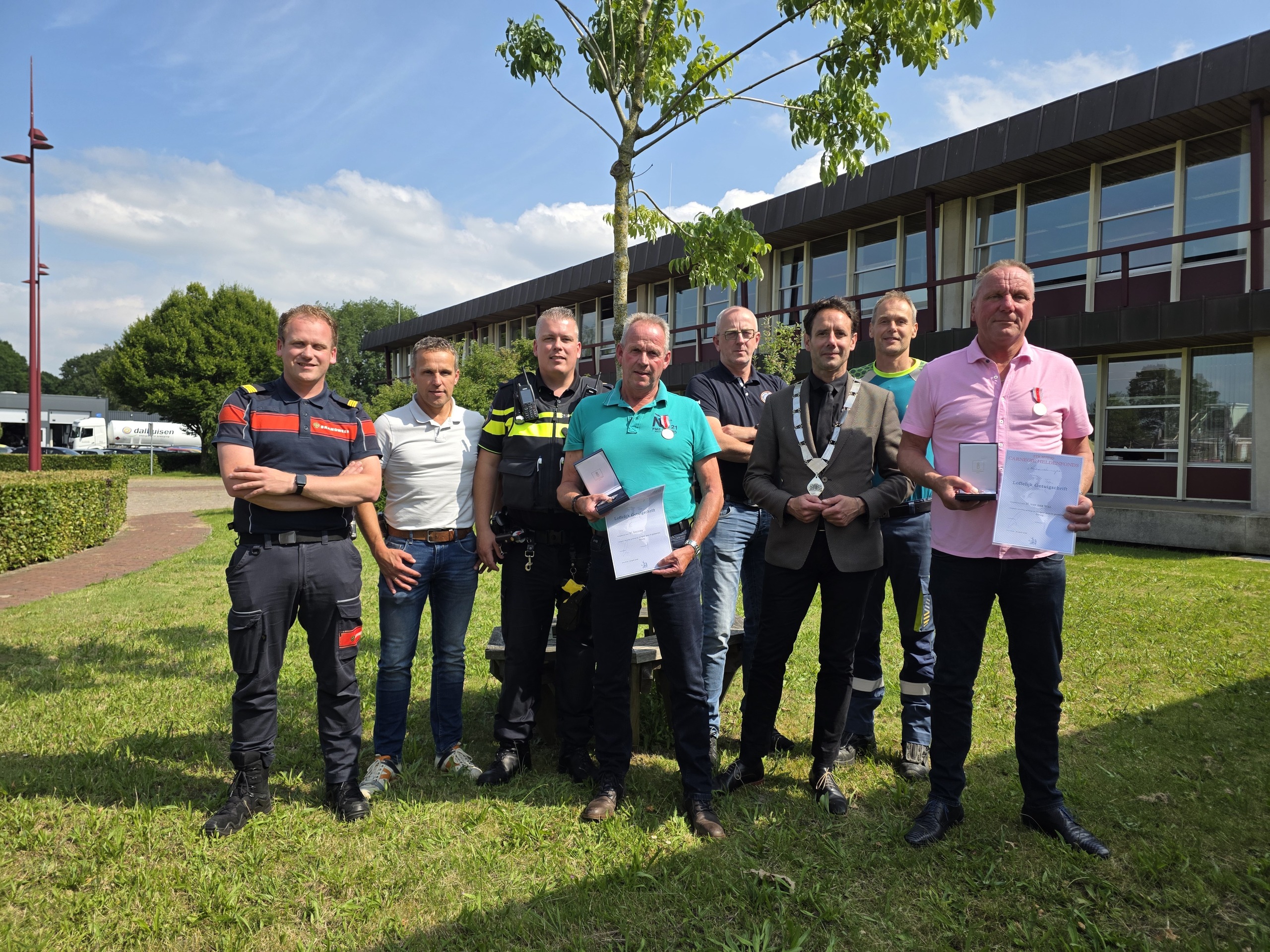 Groepsfoto met Burgemeester Harm-Jan van Schaik, Hendrik van der Wal, Wobbe Stuiver en enkele hulpverleners