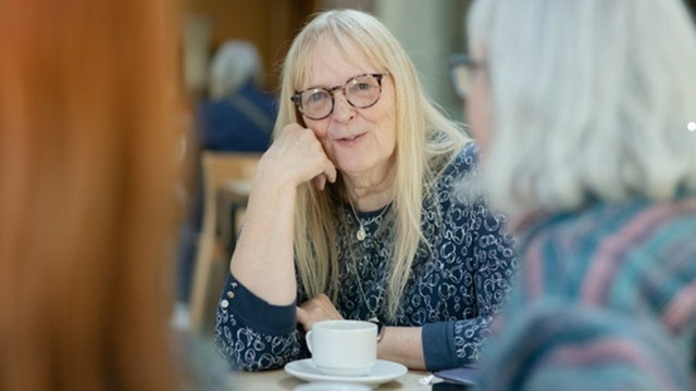 Belangstellenden zijn in gesprek over dementie